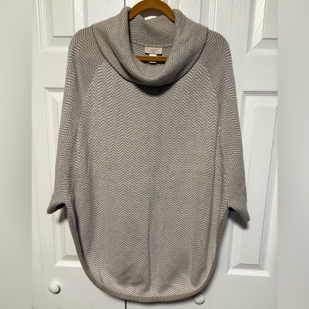 LOFT Beautiful Gray Chevron Sweater with Piping Finish